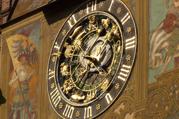 An dieser Uhr kann man nicht nur die Zeit ablesen: Astronomische Uhr am Ulmer Rathaus