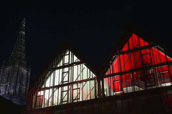 Ulm's Neue Mitte: Modern architecture in the foreground meets the medieval cathedral