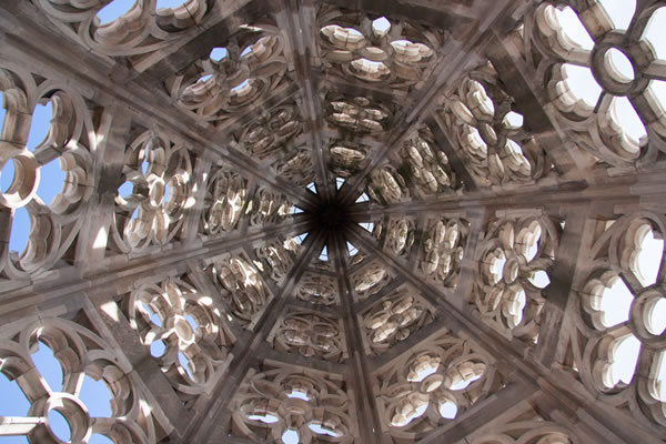 Architektur zum Verlieben: Die Turmspitze des Ulmer Münsters in einem besonderen Winkel fotografiert