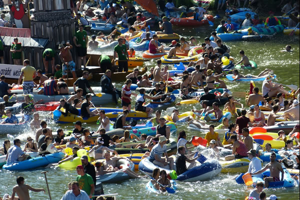 More people than water: At the Nabada at Ulm's Schwörmontag you'll probably find more people than water in the Danube river